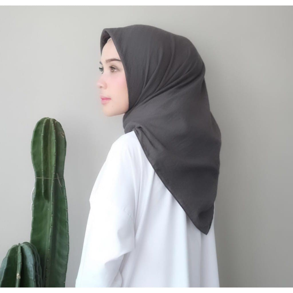 DS/BELLA SQUARE/HIJAB SEGIEMPAT/ POLYCOTTON PREMIUM/MURAH-SMOKE GRAY