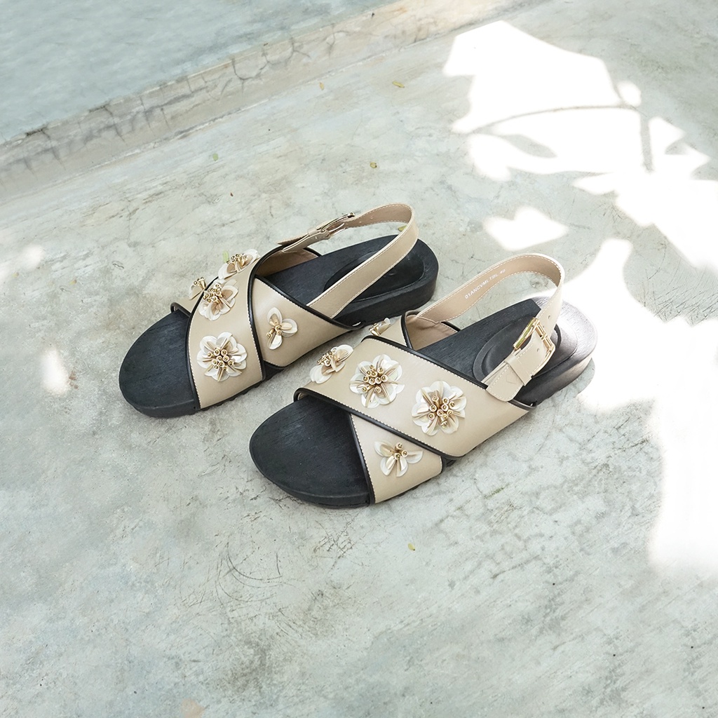 PVRA Sandal wanita Cavvami Light Tan Black Signature