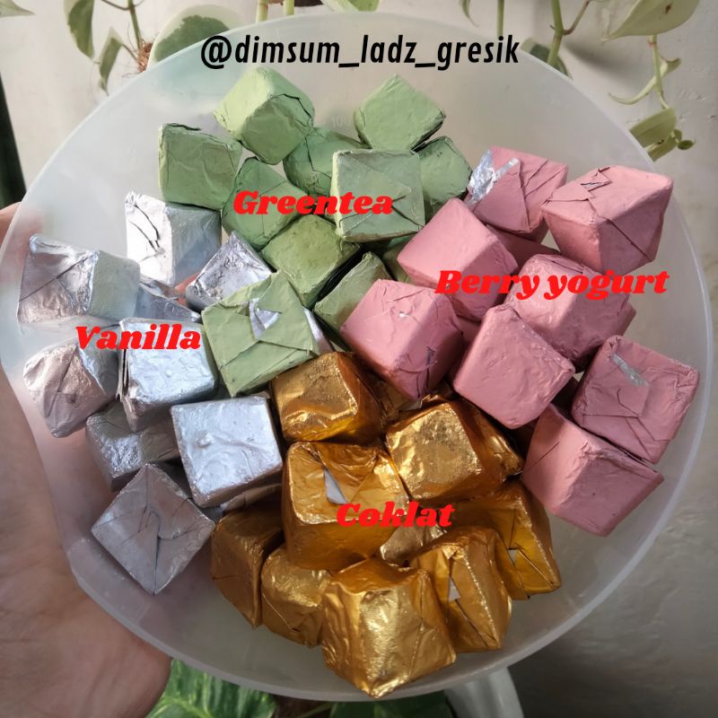 

COKLAT PIRAMID S*lverqueen MIX Coklat, Greentea, Vanilla, Berry yogurt
