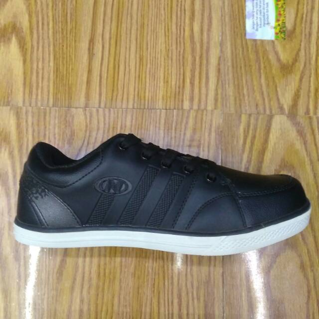 Sepatu  hitam new era new model
