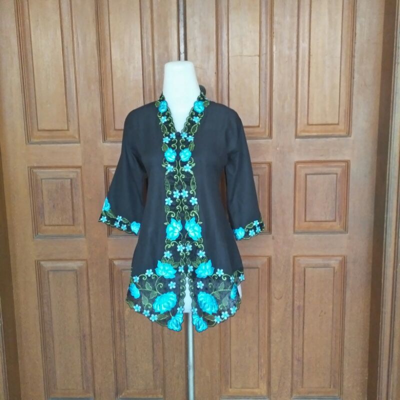ATASAN KEBAYA HITAM MOTIF BUNGA BIRU