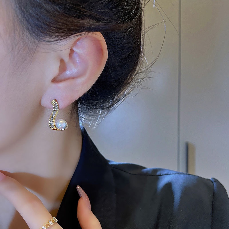 Anting Tusuk Bentuk Geometri Aksen Mutiara Bahan 925 silver Untuk Wanita