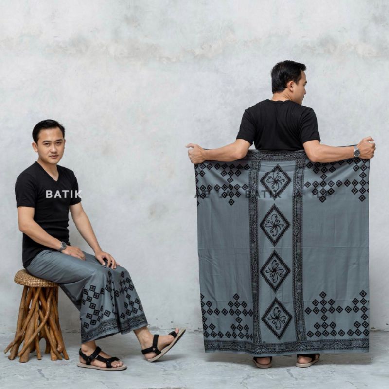 Sarung Batik Pekalongan model Batik Pria Kang Santri palaikat terbaru buat Sholat Pria gaya sarung wadimor ala palaikat terbaru millenials sarung motif aksara jawa