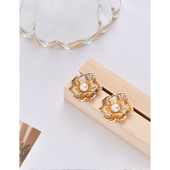 LRC Anting tusuk Fashion Golden Pearl Flower Metal Irregular Stud Earrings D80658