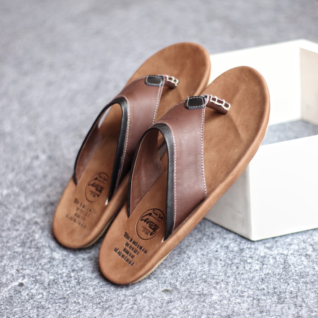 LIGTHT|Sandal Kulit Jepit Pria Santai Kekinian Traveling Cowok Hitam Coklat Murah Asli Original