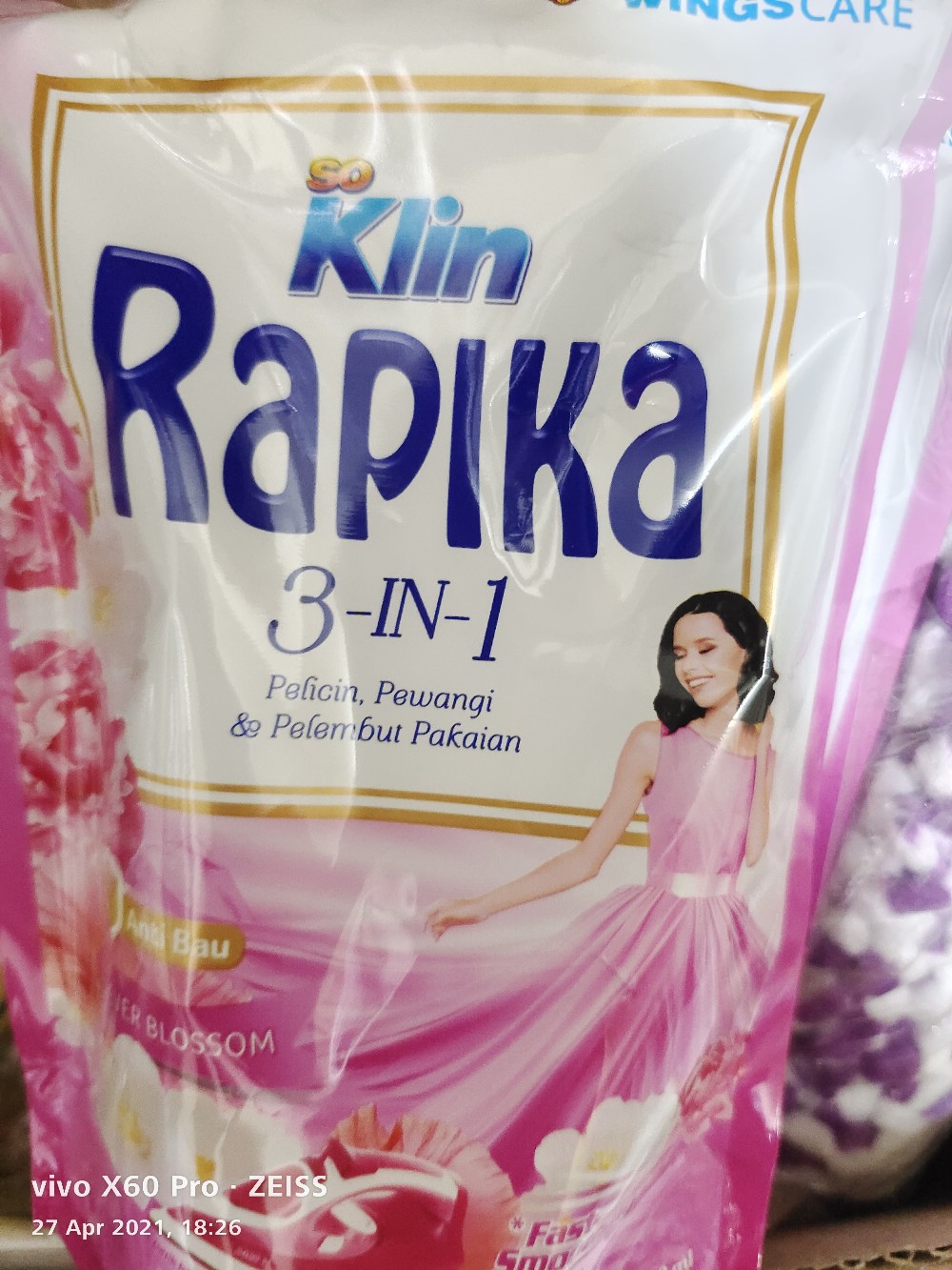 Rapika 3 In1 Pelembut Pakaian 400ml Wangi Refill (no.202)