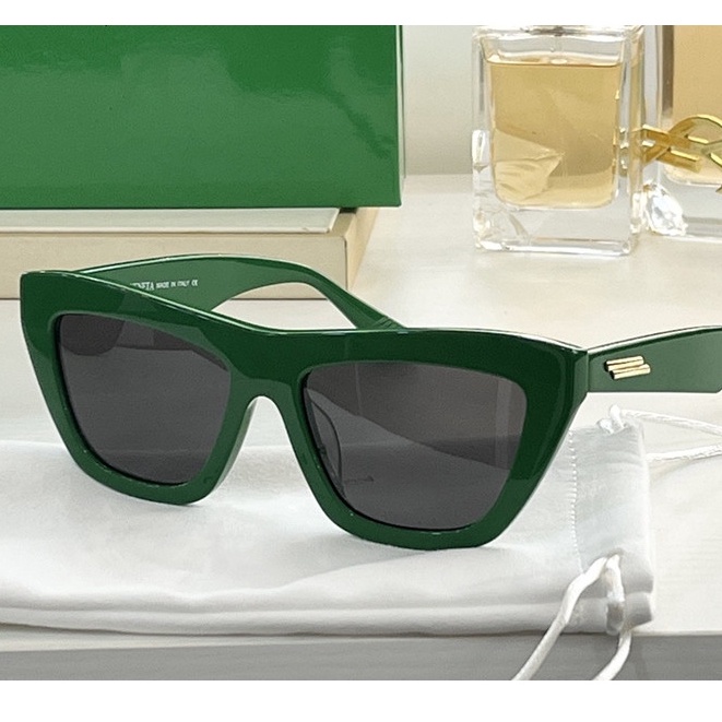 Kacamata Hitam Poligonal Pelindung UV Gaya Eropa Dan Amerika Untuk Wanita