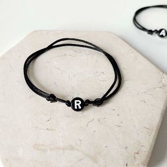 Gelang Inisial warna hitam