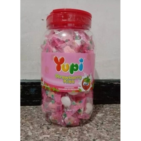 

Permen Yupi Strawberry Kiss Kemasan Toples