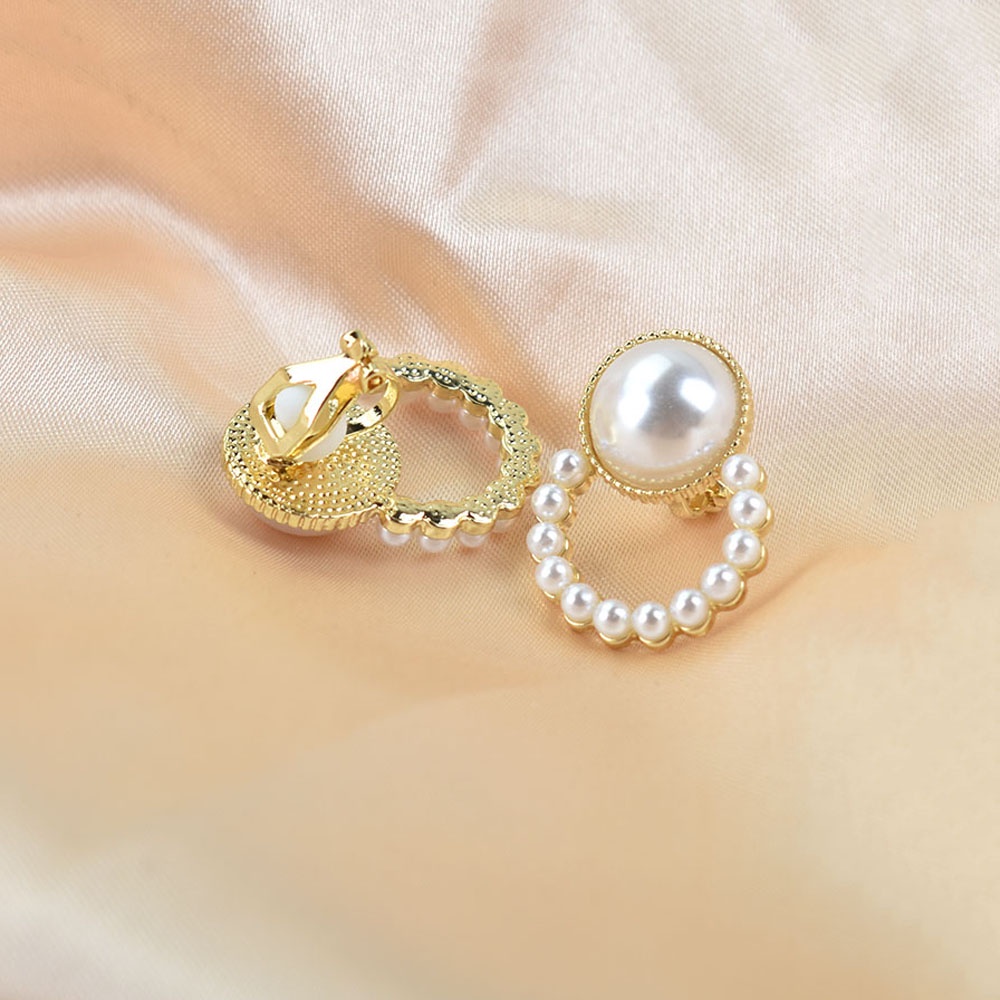 Anting Klip Telinga Bentuk Bulat Geometris Warna Emas Aksen Mutiara Untuk Wanita