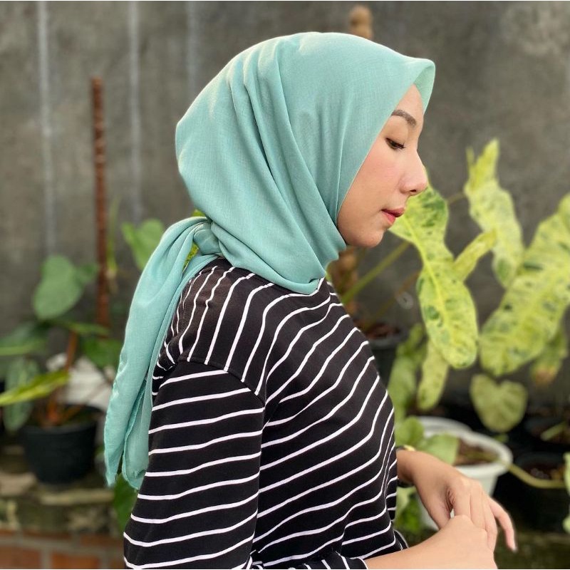 Hijab Segiempat Paris Premium jahit tepi | Red Rose | Varisha | Bintang | Azara-Hijau wardah