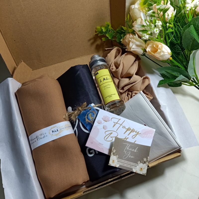 

Hampers Gift Box Hijab Bella Square Dan Parfum Untuk Kado Ultah Anniversary Wisuda Murah