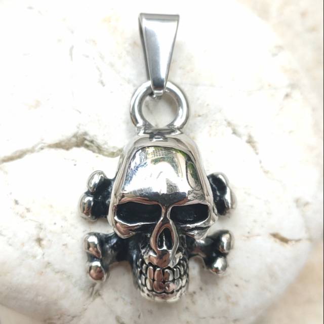 LIONTIN TITANIUM TENGKORAK ANTI KARAT WANITA/PRIA