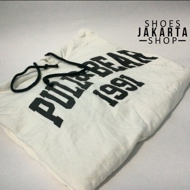 Sweater hoodie pull and bear putih