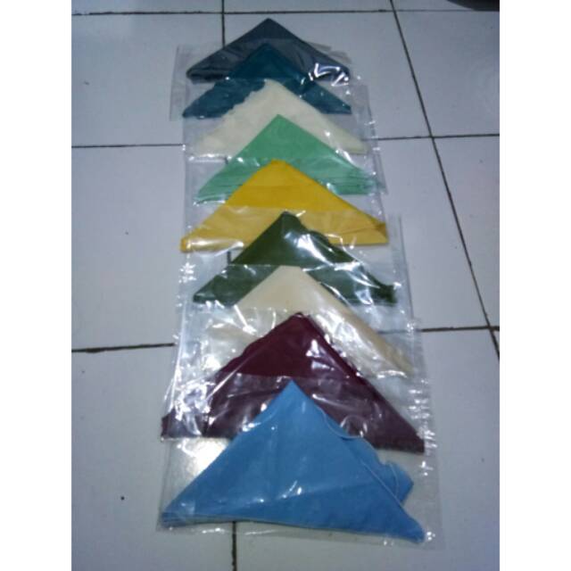 

Slayer Polos warna PASTEL segi Tiga ukuran 79x38cm