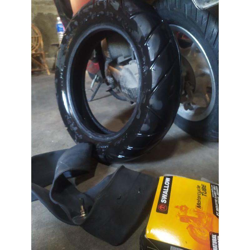 ban belakang tubles ori copotan scoopy donat ,110/90 r 12,masih jos.layak pake.murah