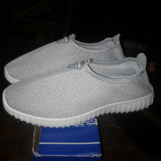 terlaris        Sepatu merk dr.kevin  24