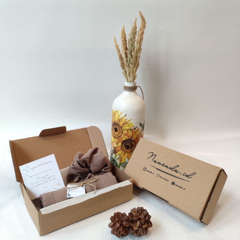 

Gift Box/Kado Ulang Tahun/Hampers Hijab by naninda.id (FREE KARTU UCAPAN)