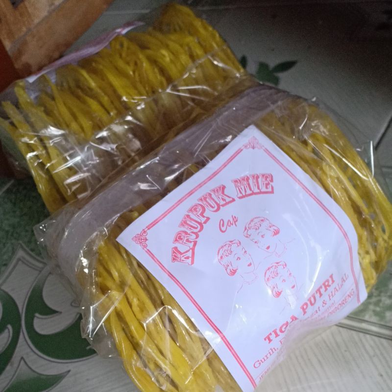 

Kerupuk mie kuning atau kerupuk asinan ukuran besar 500gram