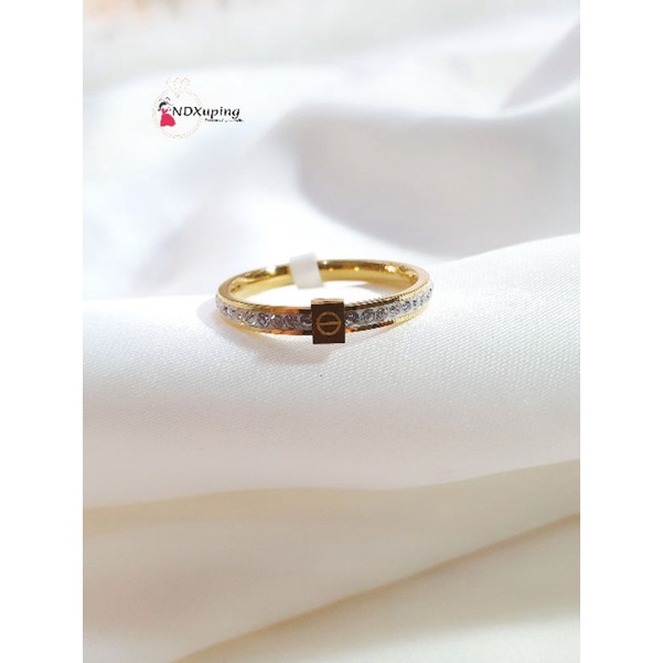 Cincin Permata Kotak Garis Titanium Wanita Anti Karat Gold N19042203