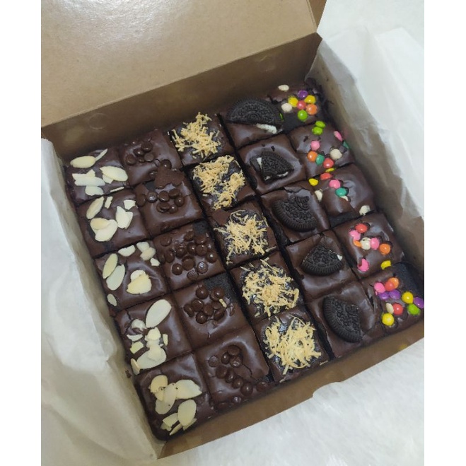 

FUDGY Brownies Shiny Crust/ Brownies panggang / Brownies skat (isi 25 pcs)