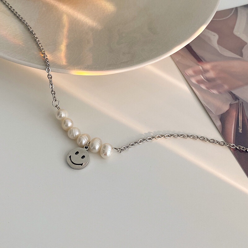 Gaya Korea elegan alami mutiara titanium steel smiley face liontin kalung untuk wanita ins gaya ding