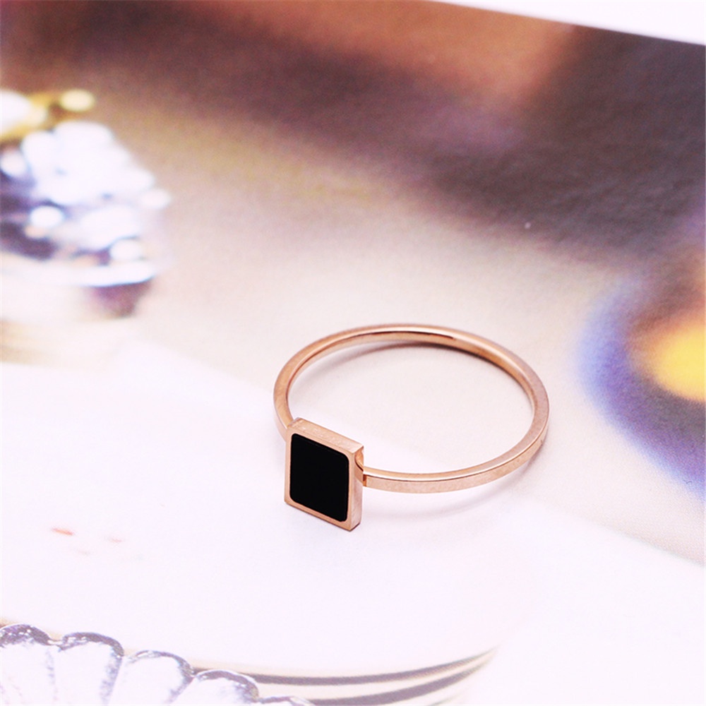 Titanium Retro Geometris Tekstur Persegi Rose Gold dengan Cincin Jari Indeks Shell Hitam untuk Wanita