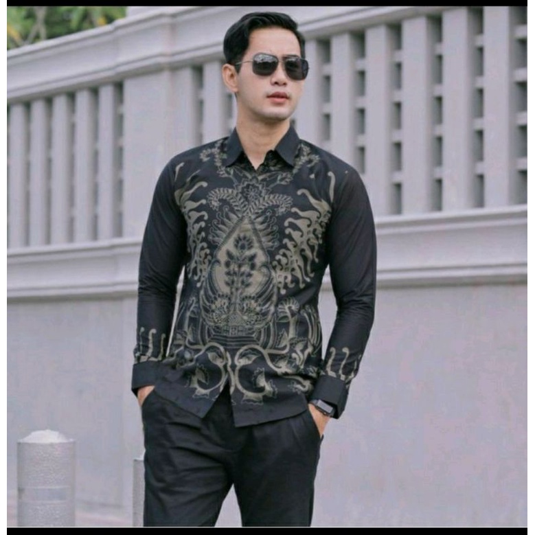 GUNUNG WAYANG IRENGAN BATIK PRIA LENGAN PANJANG SLIM FIT FURING HALUS BAHAN KATUN 100% ORIGINAL / Pakaian Tradisional Batik Jawa modern / kemeja batik pria / batik lengan panjang pria slimfit / BATIK JAWA MODERN