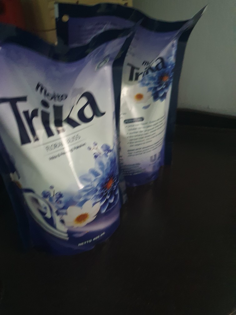 Molto Trika Floral Bliss Pelicin & Pewangi Pakaian Blue 400 Ml