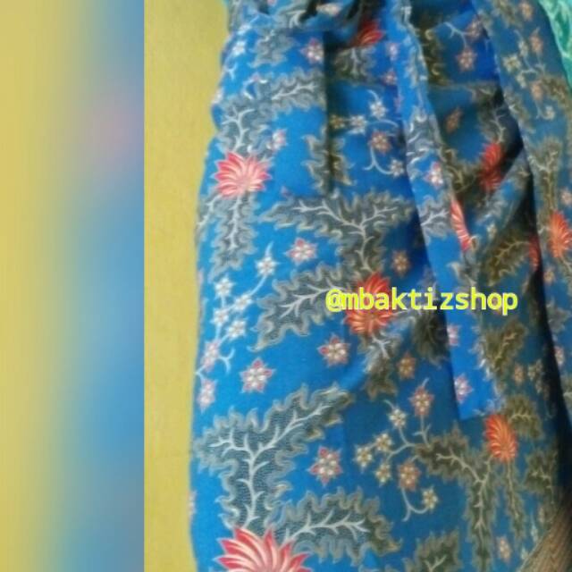 Rok Lilit batik biru bermotif batik