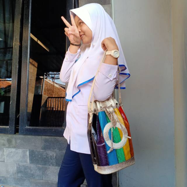 Tas slempang serut kulit ular