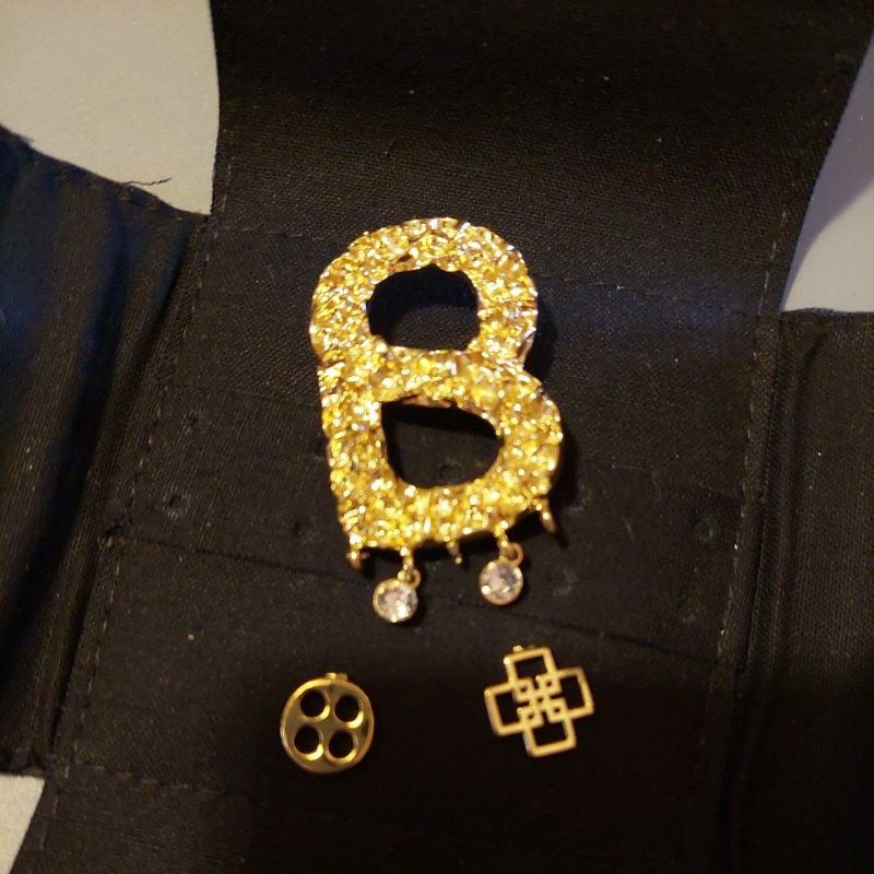 Preloved buttonscarves texture brooch with charm gold