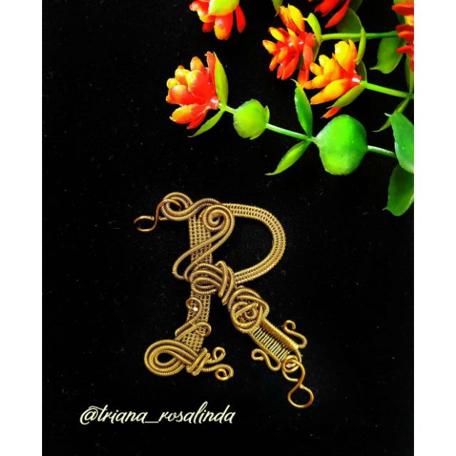 Bros/name tag/liontin huruf R