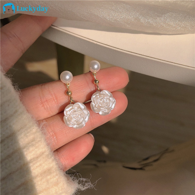 YEEZII Anting Stud Desain Bunga Camellia Aksen Mutiara Untuk Wanita