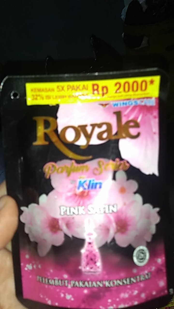 Royale Parfum Series Pelembut Dan Pewangi Pakaian 58ml Pouch