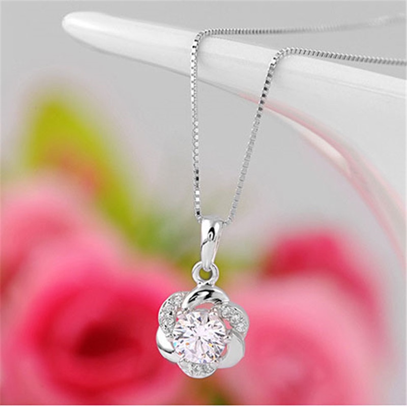 [Ready Stock]Fashion Silver Plated Diamond-Studded Necklace Flower Pendant