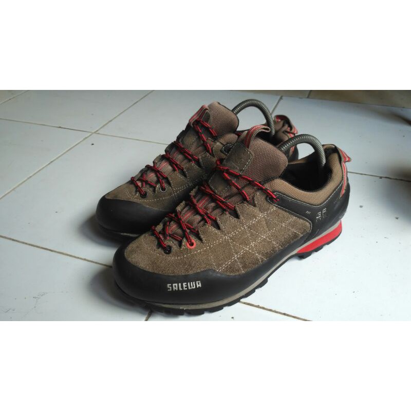 Sepatu gunung outdoor ( Salewa )