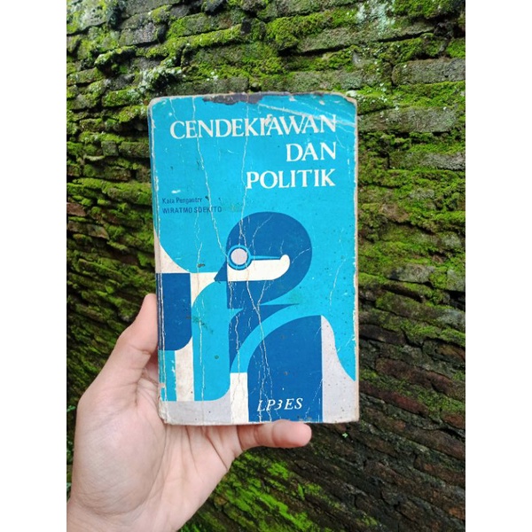 CENDEKIAWAN DAN POLITIK