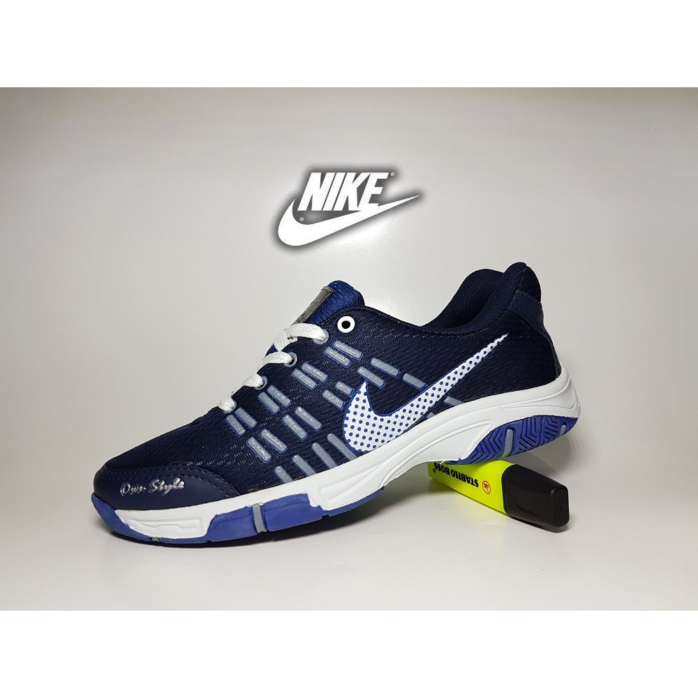 sepatu badminton nike air max