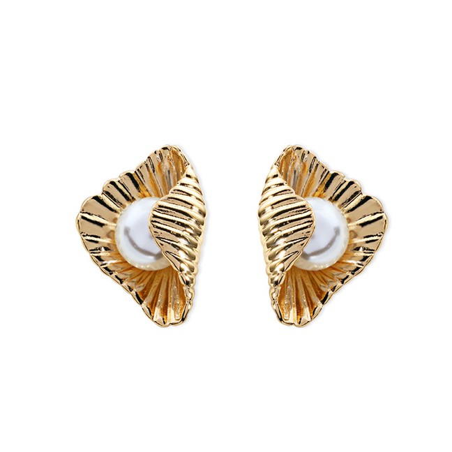 LRC Anting Tusuk Fashion Gold Scallop Pearl Stud Earrings F53435