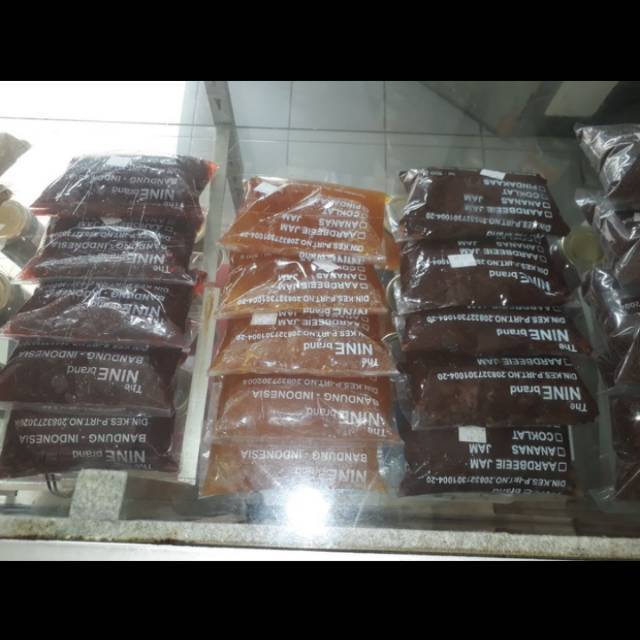 

Selai kacang, strawberry, nanas NINE