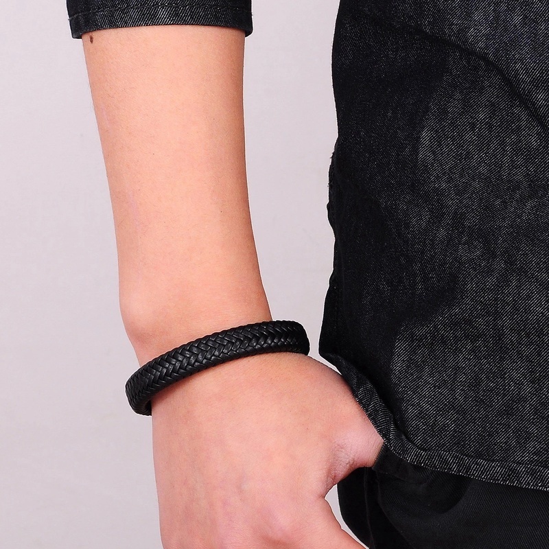 Gelang Tangan Bahan Kulit Warna Hitam Gaya Klasik Punk Rock Dengan Gesper Magnetik Untuk Pria