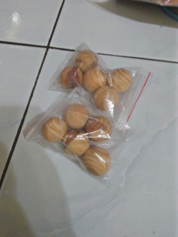 Bola Kayu Pengganti Kapur Barus (1 Set Isi 5)