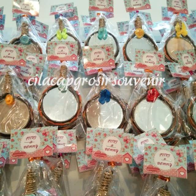 

Souvenir Pernikahan Murah Kaca Gagang Tali Packing Plastik Minimal Order 100 Pcs