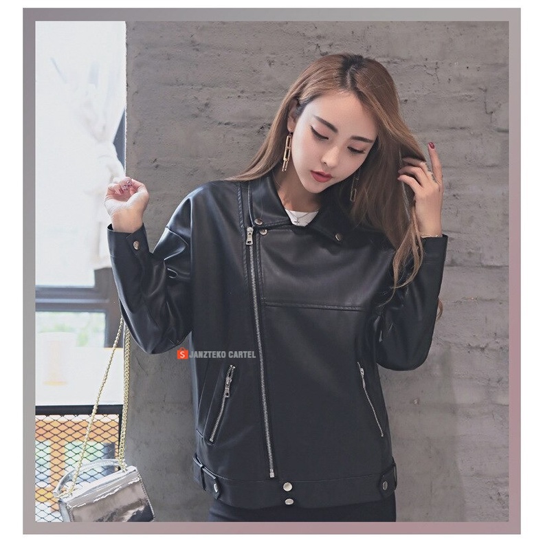 JNK x GODDESS - Jaket Wanita Korea KPOP Style Sexy Kasual Formal Semi Kulit Sintetis Sintetis Faux Synthetic Leather Premium Original Branded Elegan Cewek Perempuan Pakaian Atasan Outer Outfit Hijab Muslim Modern Zipper Motor Biker Riding Touring Racing