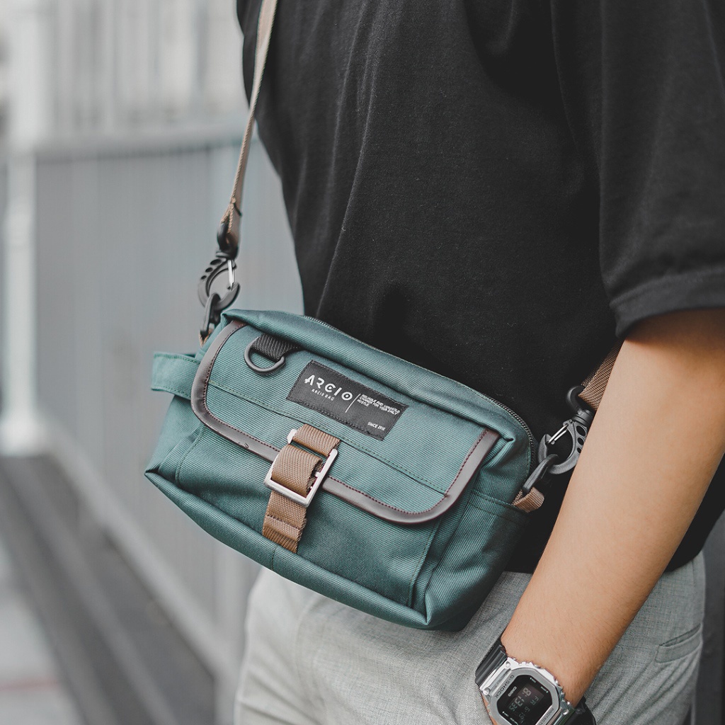 LITO BLACK ORIGINAL x ARCIO Tas Selempang Hitam Pria Slingbag Casual Multifungsi Jalan Santai Main Hangout Nongkrong Sling Bag Distro Remaja Dewasa Daily Shoulder Bag Premium Shoulderbag Simple Pouch Clutch Bag Tas Slempang Bahu Dada Keren Terbaru Branded