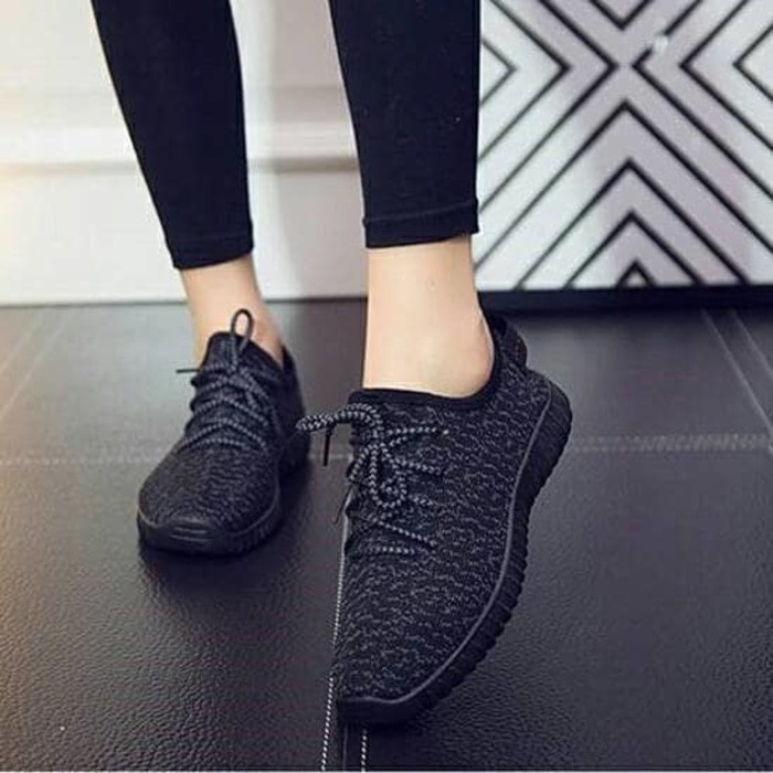 SEPATU TALI YEEZY LORENG HITAM SOL HITAM
