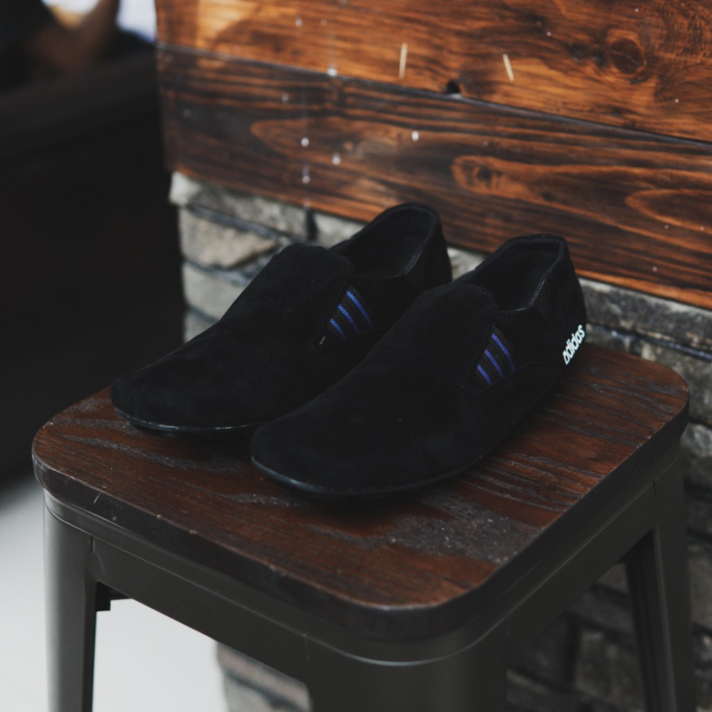 MS Shop - Sepatu Selop Pria Adidas Suarez Hitam List Biru Suede Kasual Slop Simple Slip On Cowok