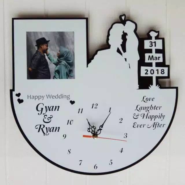 Jam dinding kayu karakter foto hadiah kado gift hampers custom ultah ulang tahun wisuda wedding nika
