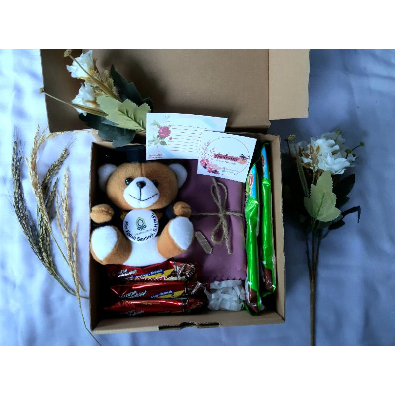 

Gift Box Wisuda (Boneka Bear 16 cm dan hijab)